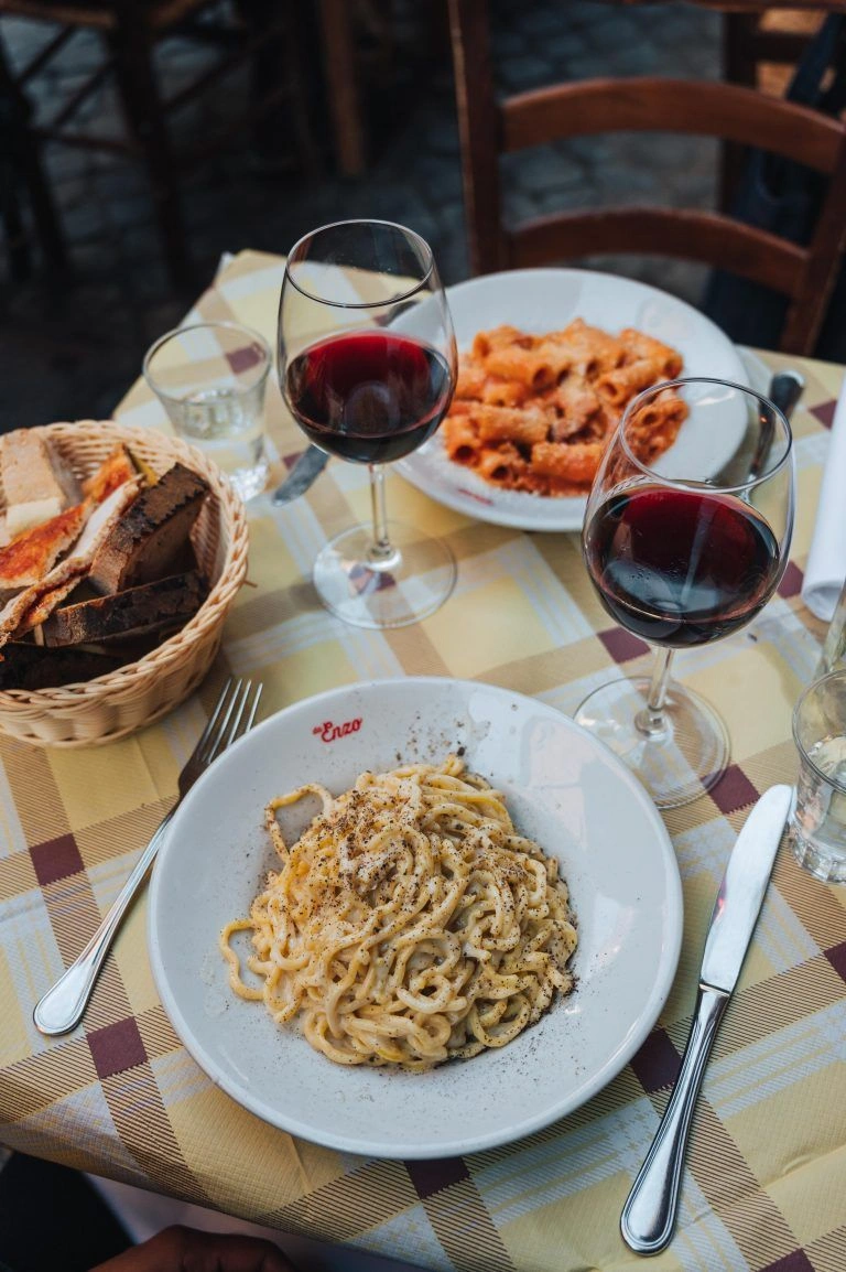 Local café and dining in the neighbourhood